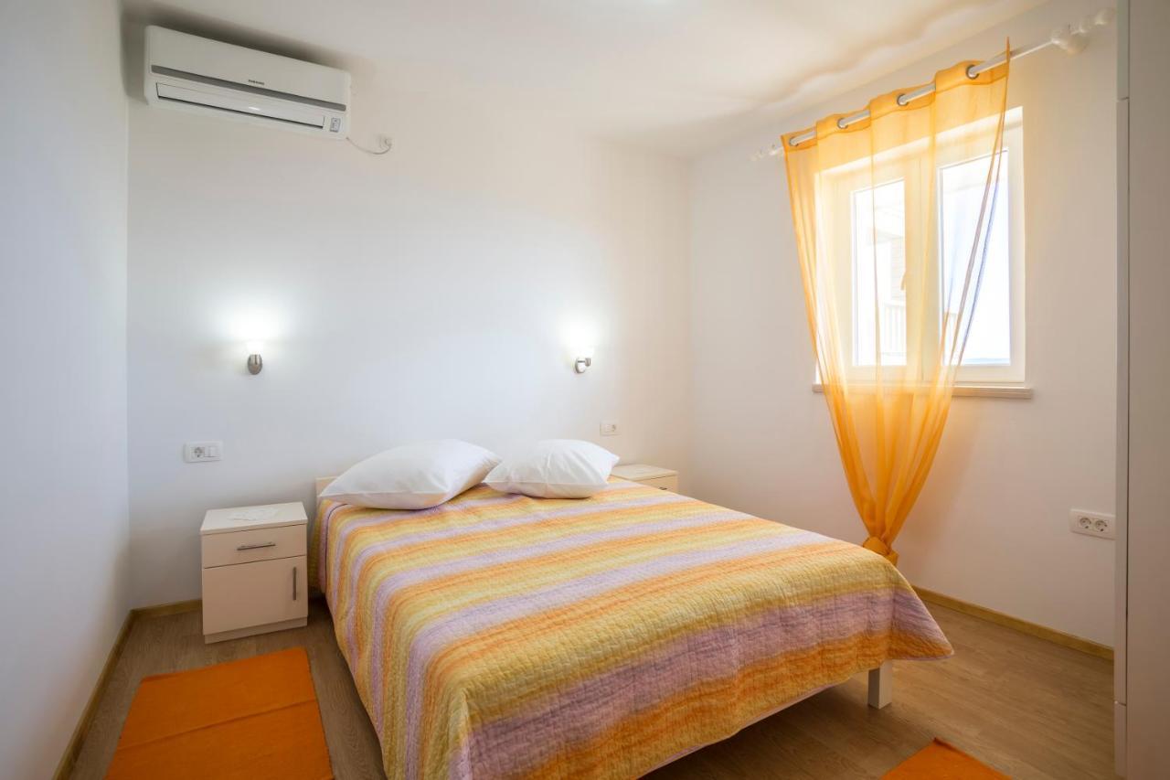 Apartmani Bezmalinovic Бол Экстерьер фото
