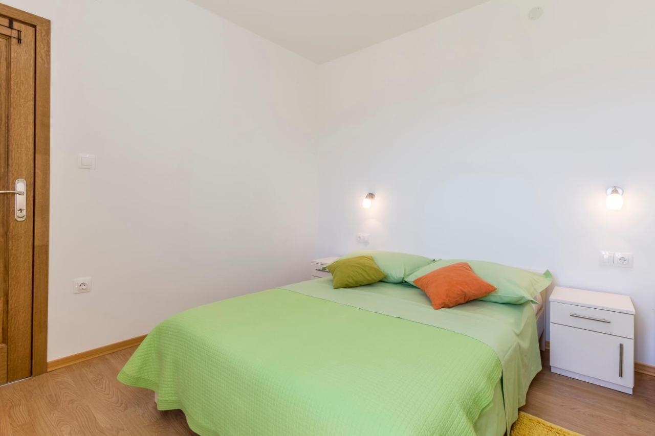 Apartmani Bezmalinovic Бол Экстерьер фото