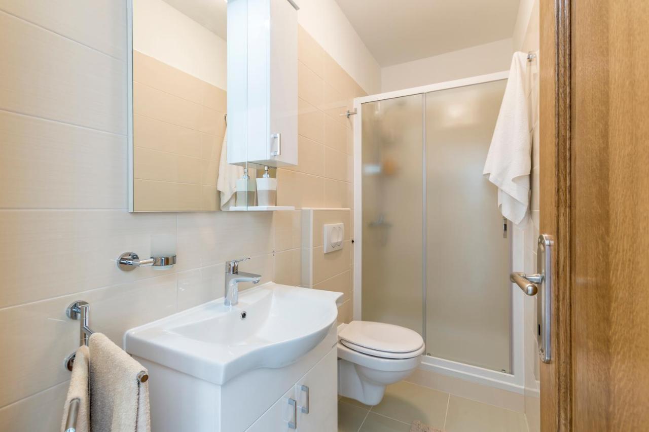 Apartmani Bezmalinovic Бол Экстерьер фото