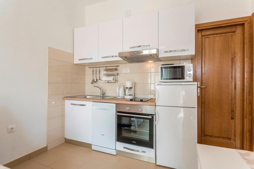 Apartmani Bezmalinovic Бол Экстерьер фото
